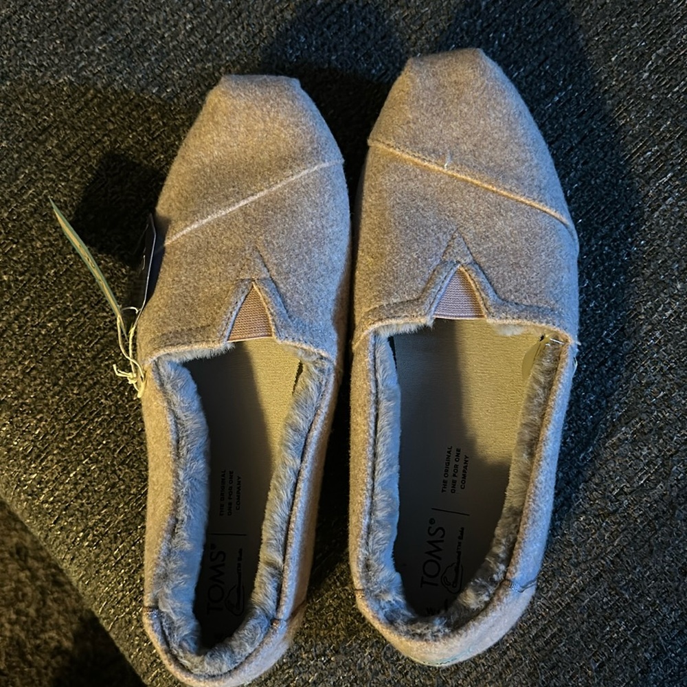 NWT TOMS pale mauve two tone felt fur slippers‎ sz11